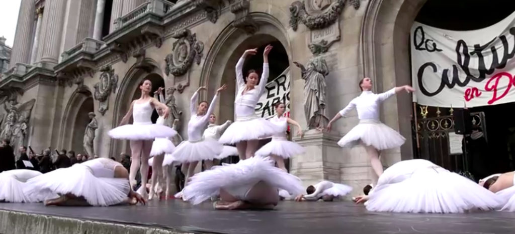 Bailarinas de la Ópera de París protestan con el Lago de los Cisnes por pensiones | Videos