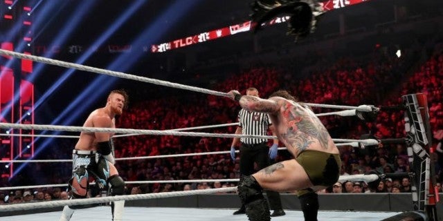 Buddy Murphy golpea a Jerry Lawler con la chaqueta de Aleister Black durante TLC