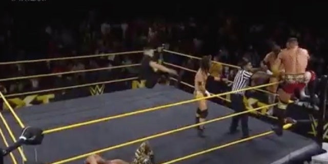 El loco Dropkick de NXT, Finn Balor, envía a las superestrellas volando