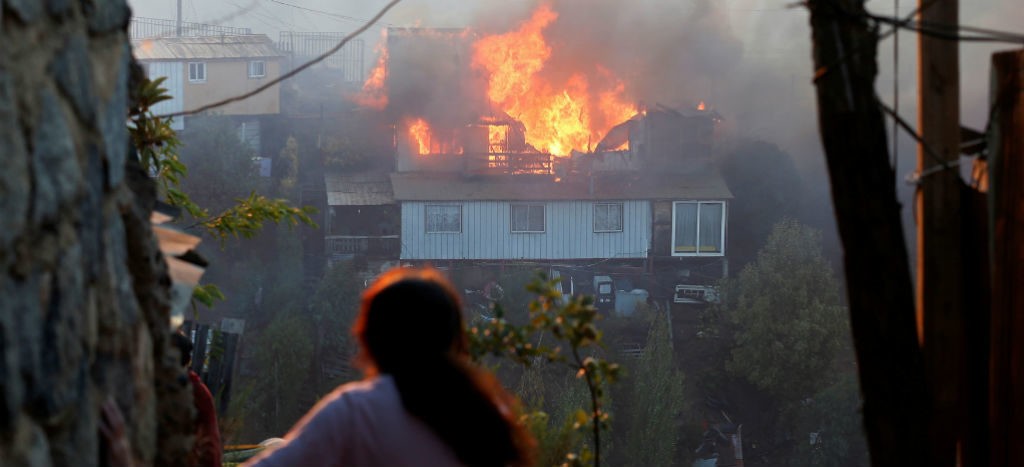 Fuego en Valparaíso destruye 120 casas; alcalde acusa intencionalidad