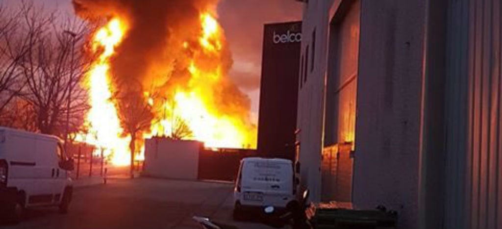 Incendio en una planta de residuos en España alerta por riesgo químico | Video