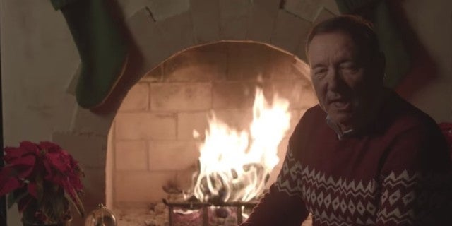 Kevin Spacey comparte otro extraño video navideño: "Mátalos con amabilidad"