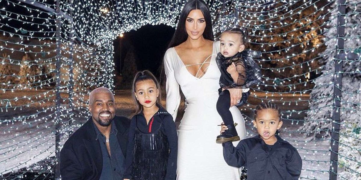 Kim Kardashian West muestra la fiesta de cumpleaños temática de dinosaurios de Saint