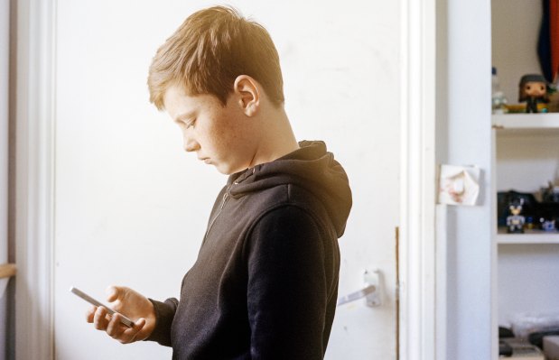 Los nuevos controles parentales del iPhone pueden limitar a quién pueden llamar los niños, enviar mensajes de texto y FaceTime y cuándo