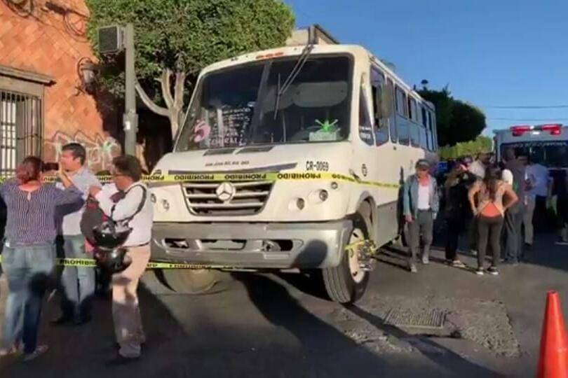 Muere atropellada una mujer por un camión de transporte urbano, chofer fue detenido, en San Juan del Río