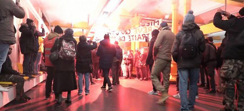 Protestan con bengalas en estación de metro de París por reforma a pensiones