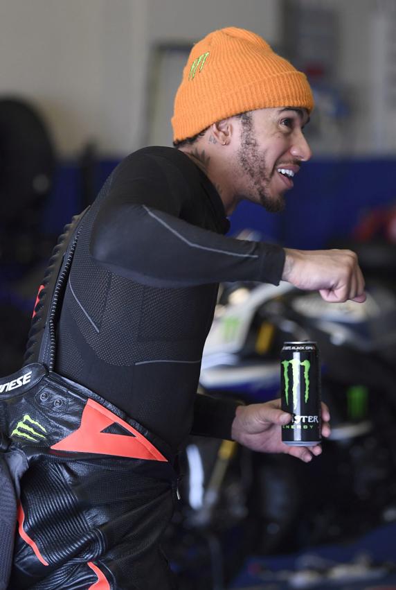 Lewis Hamilton en el test de Jerez con una Yamaha R1 de Superbike