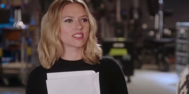 Scarlett Johansson entra en la cabeza de Beck Bennett con críticas de suéter