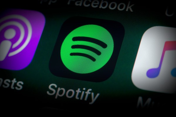 Spotify para "pausar" la publicación de anuncios políticos, citando la falta de una revisión adecuada