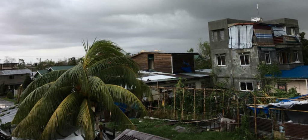 Suman 50 muertos por paso del tifón Phanfone por Filipinas