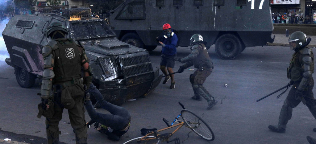 Tolerancia cero a manifestaciones lleva a Carabineros a arrollar a un joven en Chile | Video