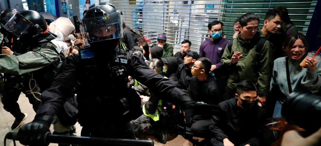 Arrestan a cientos de personas en Hong Kong durante mitin de Año Nuevo