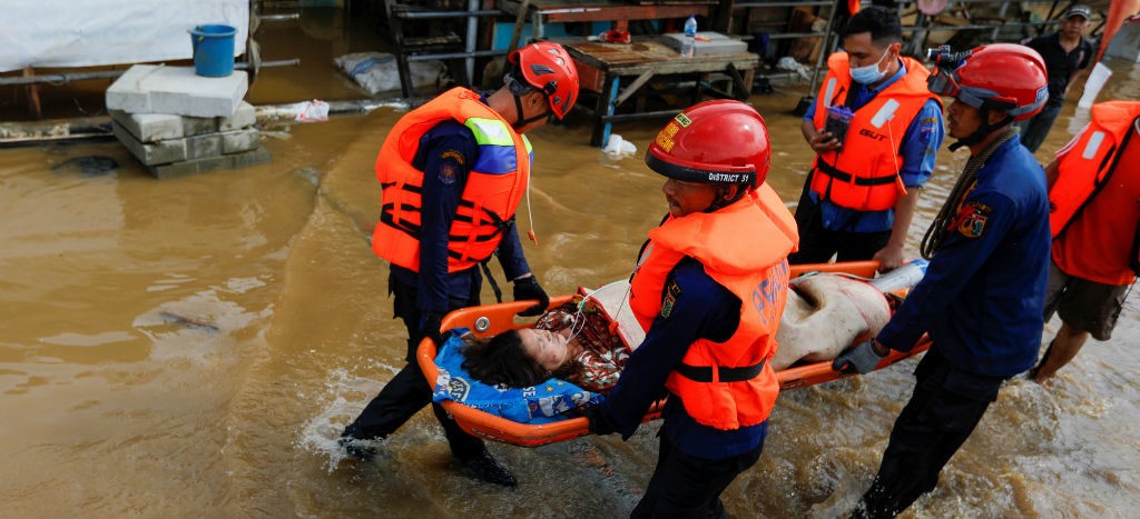 Sube a 66 cifra de muertos por inundaciones en Indonesia