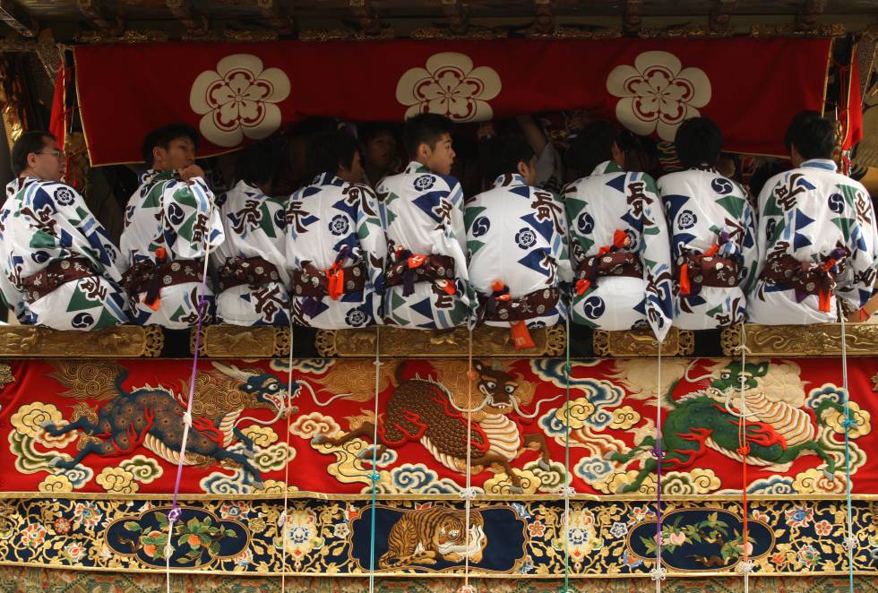 Una caravana (yamakobo) participa en el desfile de kimonos de Kioto.