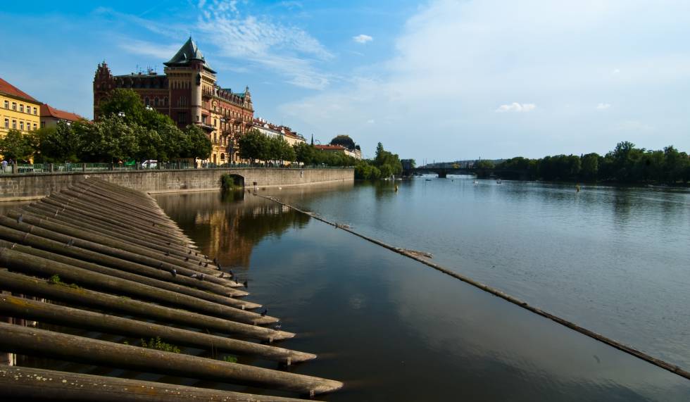 Perspectiva del río Moldava a su paso por Praga.