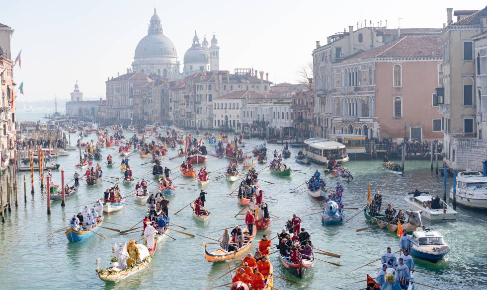Góndolas en el Gran Canal de Venecia durante la celebración del carnaval.