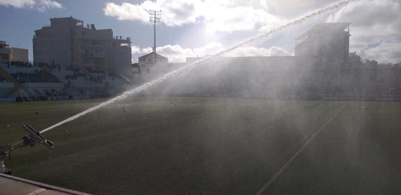 Los aspersores funcionaron a pleno rendimiento antes del partido y en el descanso en el encuentro de Ceuta