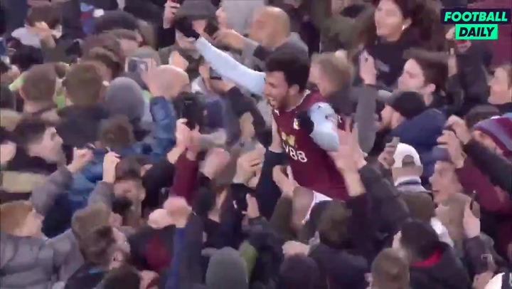 Los fans del Aston Villa invaden el campo tras clasificarse para la final de la Carabao Cup