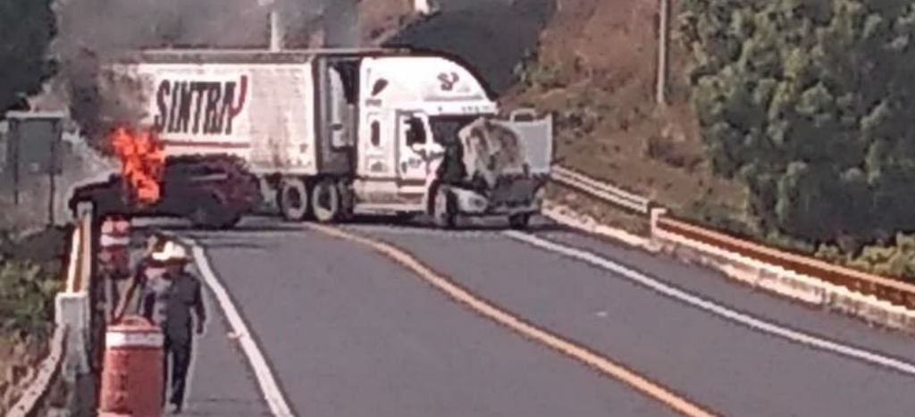 Bloquean carreteras con autos incendiados en Uruapan, Michoacán