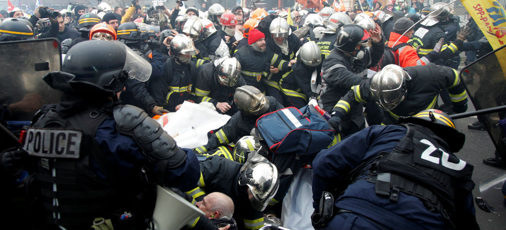 Bomberos y policías se enfrentan durante protesta en París | Video