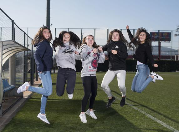 Reportaje con las jugadoras del FC Barcelona femenino, con la selección española de fútbol: Claudia, Pina Aitana Bonmatí, Patri Guijarro, Candela Andújar y Jana Fernandez