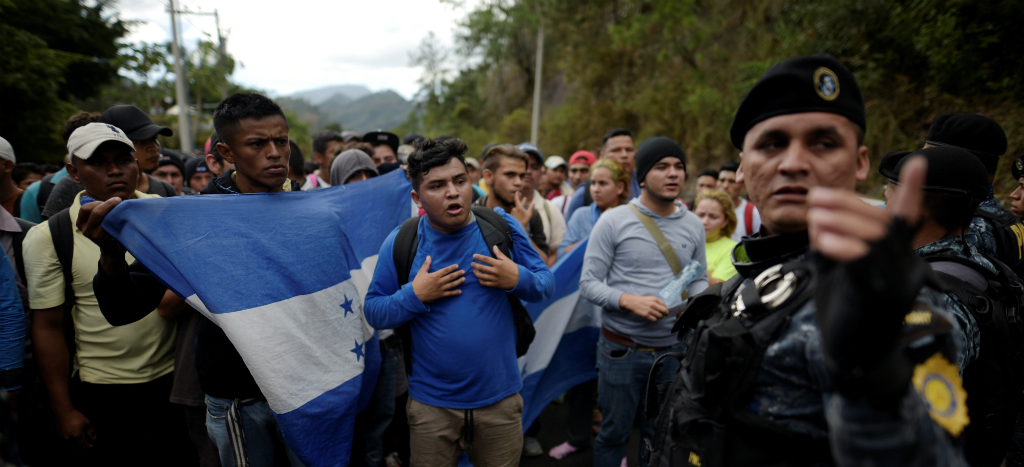 Caravana con más de mil migrantes entra a Guatemala, avanza hacia México