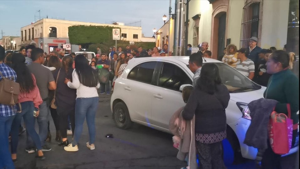 Circulaban en sentido contrario, sujetos intentan agredir a policías, en centro de San Juan del Río