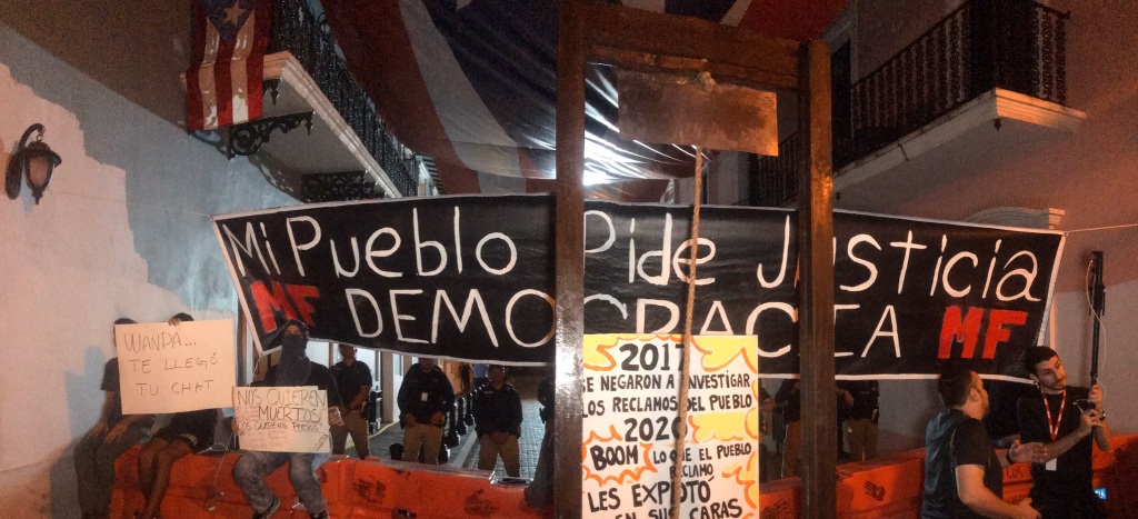 Con guillotina y cacelorazos, piden renuncia de gobernadora de Puerto Rico | Video