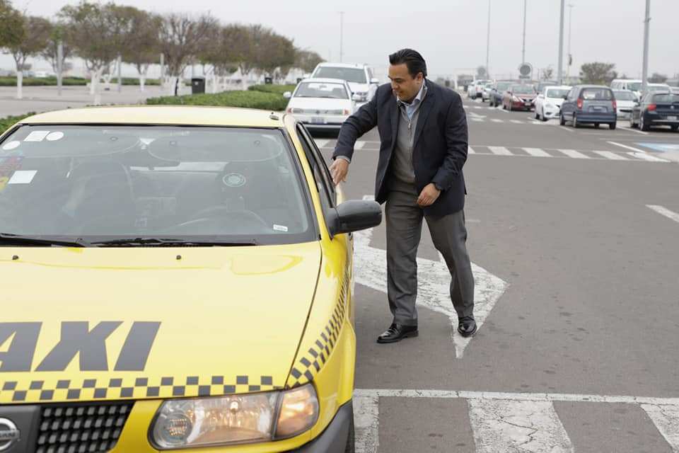 Edil del PAN Luis Nava pretende engañar queretanos, finge y posa en foto utilizando taxi, pero…¡sin chofer¡