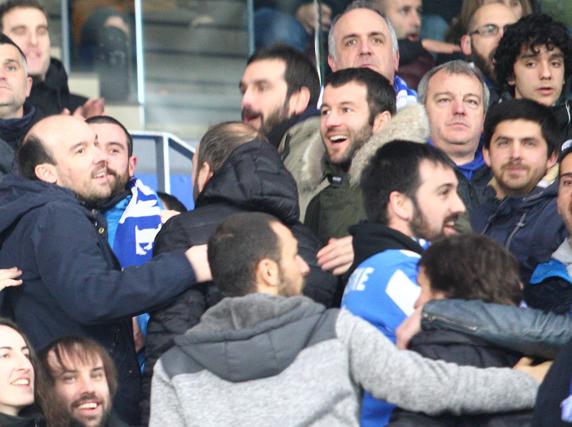 Imanol Agirretxe se divierte con los amigos en la grada de Anoeta tras un gol de la Real