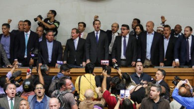 Entre forcejeos, líder opositor venezolano Guaidó ingresa a sede del Parlamento | Video