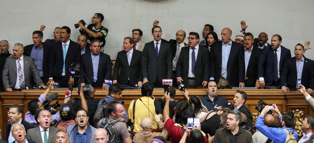 Entre forcejeos, líder opositor venezolano Guaidó ingresa a sede del Parlamento | Video