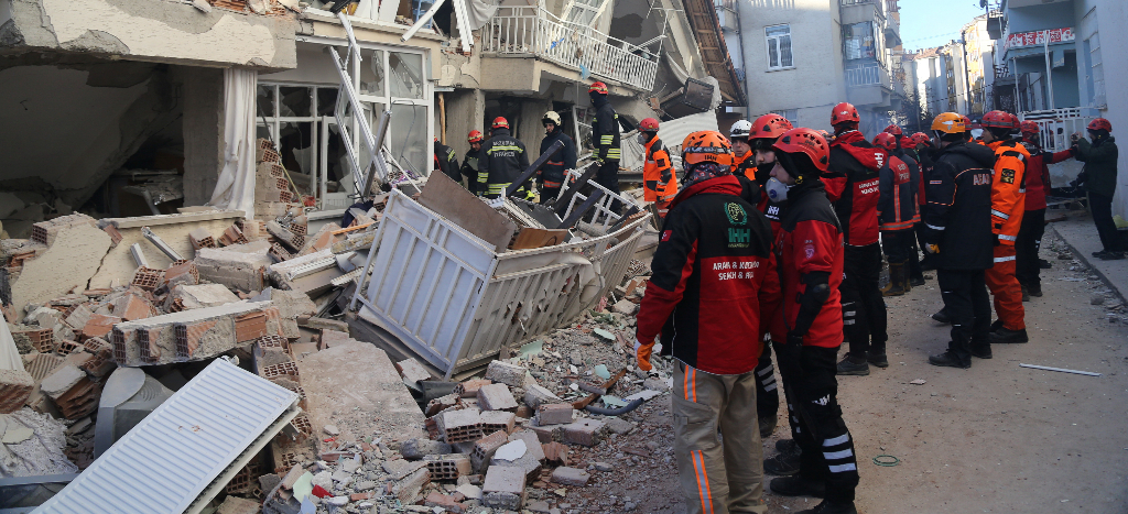 Fuerte sismo al este de Turquía deja al menos 22 muertos y edificios colapsados | Video