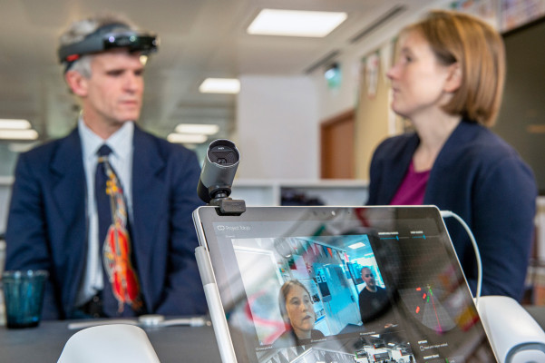 HoloLens modificado ayuda a enseñar a los niños con discapacidad visual a navegar por el mundo social