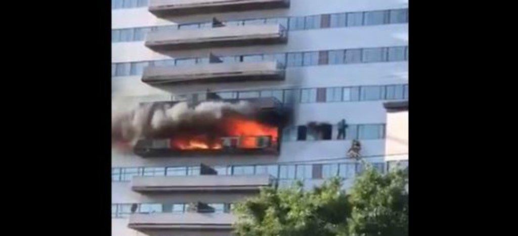 Incendio en rascacielos de Los Ángeles deja 8 heridos | Videos