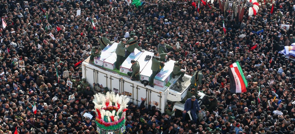 Líder supremo Jamenei llora en funeral de Soleimani; millones de iraníes acuden a despedirlo