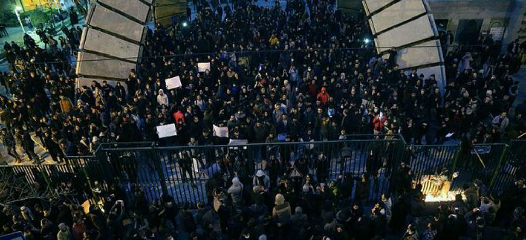 Manifestantes iraníes exigen renuncia del líder Alí Jameneí tras derribo de avión ucraniano