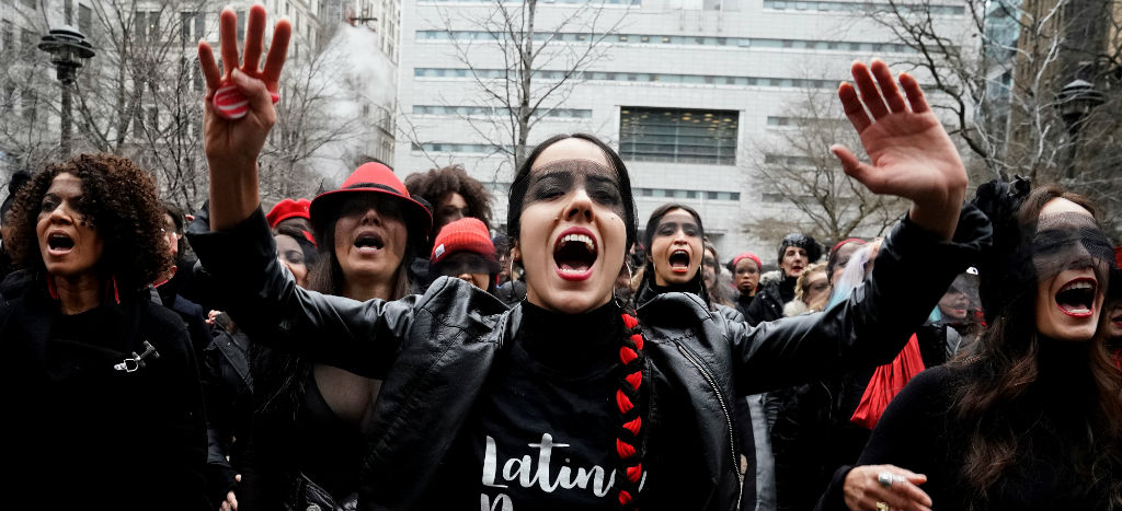 Mujeres entonan “Un violador en tu camino” frente al juicio de Harvey Weinstein | Video