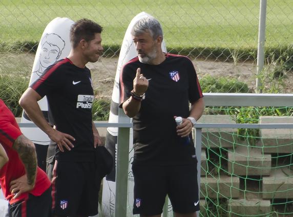 Óscar Fernández, hablando con Simeone en un entrenamiento.