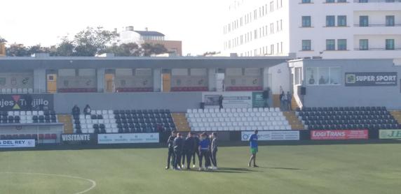 Los jugadores de la Real charlan antes de su partido en Ceuta