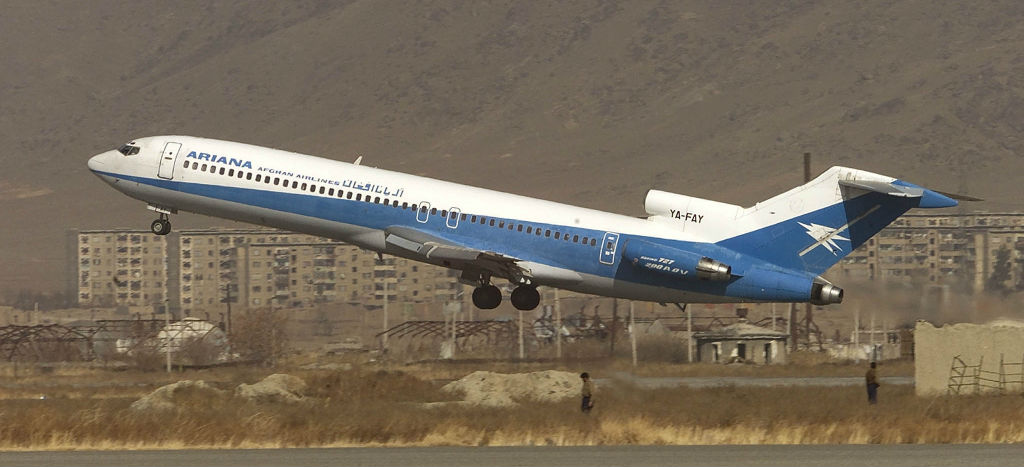 Reportan que avión de pasajeros se estrelló e incendió en Afganistán; aerolínea lo niega