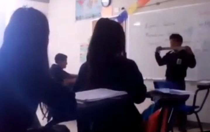 VIDEO: Maestro aplica “castigo” y tapa la boca a un alumno con cinta adhesiva