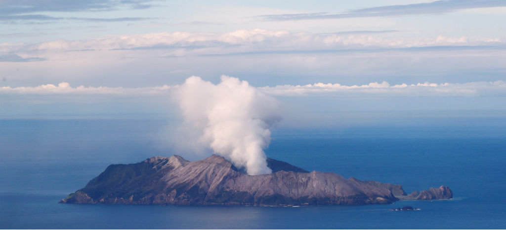 Van 18 muertos por la erupción del volcán Whakaari en Nueva Zelanda