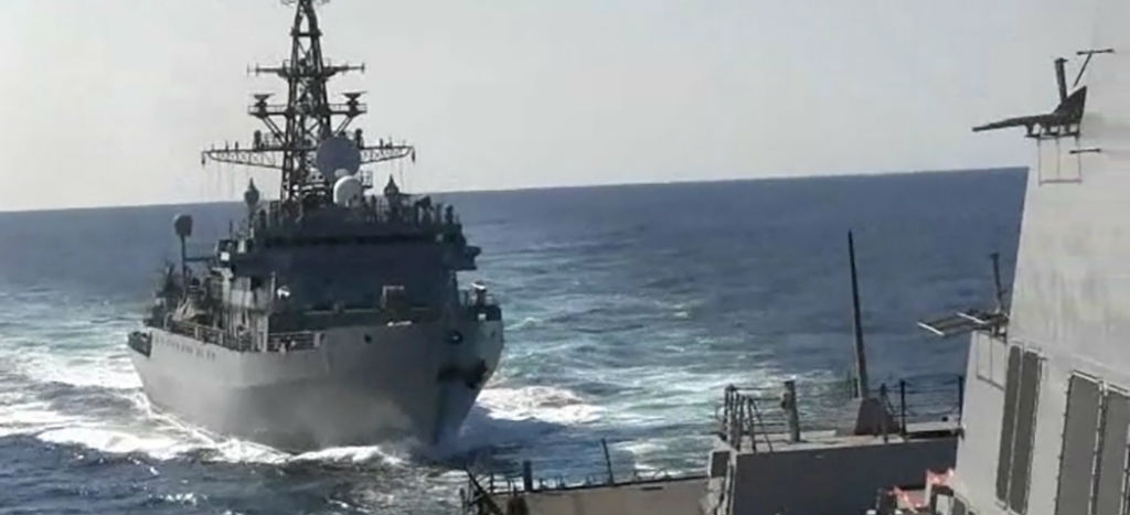 “Agresiva” aproximación entre buque ruso y portaaviones de EU en Medio Oriente | Video