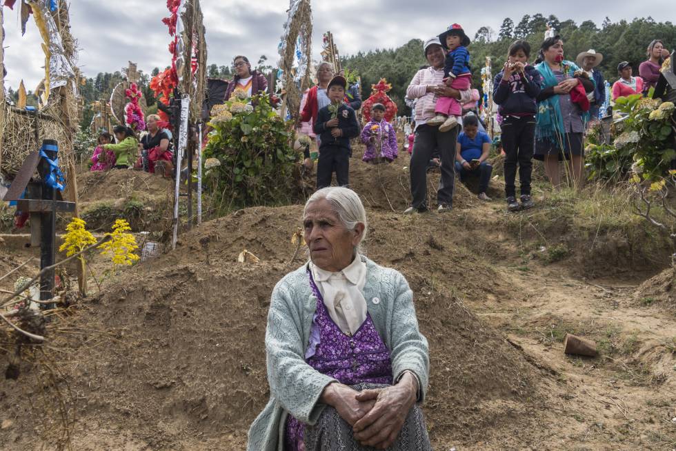 Una anciana a la espera del entierro del activista Homero Gómez.