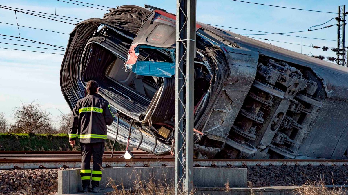 Se descarrila tren que iba a toda velocidad; hay muertos y heridos