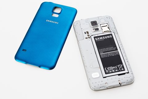 Smartphone Samsung Galaxy S5, parte posterior retirada, mostrando batería, tarjeta Sim