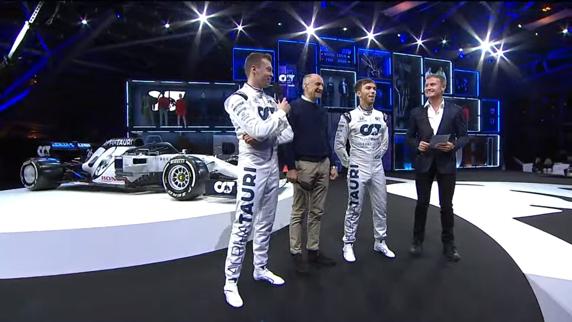 Kvyat y Gasly durante la presentación del nuevo AT01, junto a su jefe, Franz Tost, y el ex piloto de F1 David Coulthard