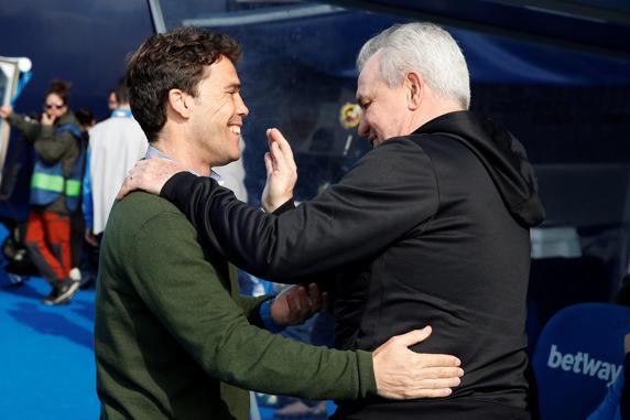 Rubi, saludando a Javier Aguirre antes del partido