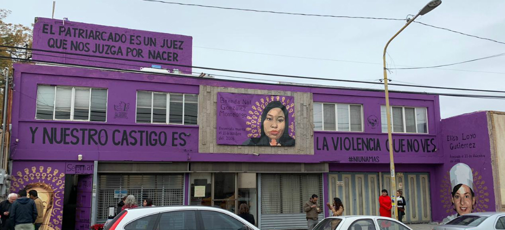 Ayuntamiento de Saltillo sanciona a activista por pintar mural contra feminicidios… ¡en su casa!